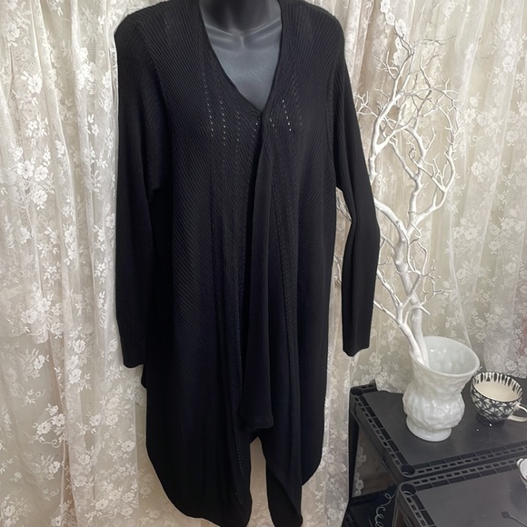 Lightweight Classic & Pretty Cardigan Sweater. Love the Draping 💕 - Picture 3 of 10